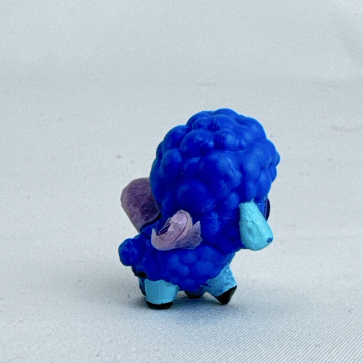 Spin Master Hatchimals CollEGGtibles blue Lambdle sheep mini figure with purple wings