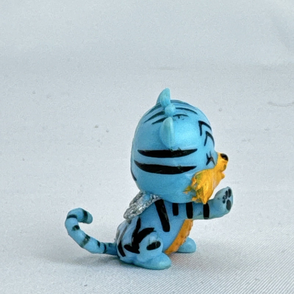 Spin Master Hatchimals CollEGGtibles blue tiger mini figure with silver glitter wings
