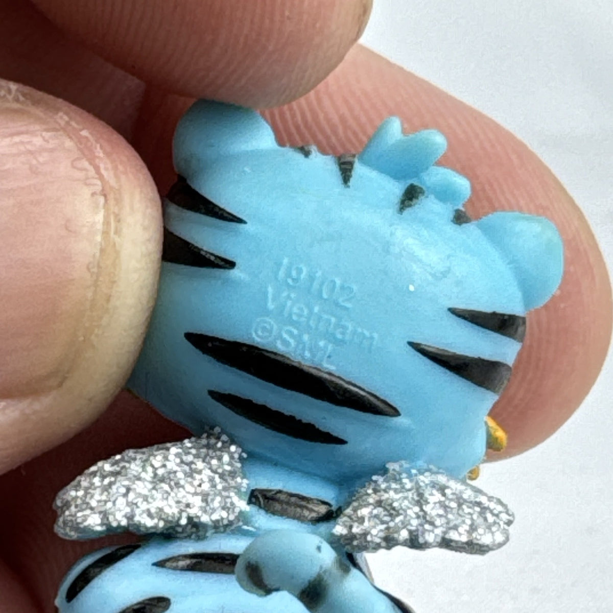 Spin Master Hatchimals CollEGGtibles blue tiger mini figure with silver glitter wings