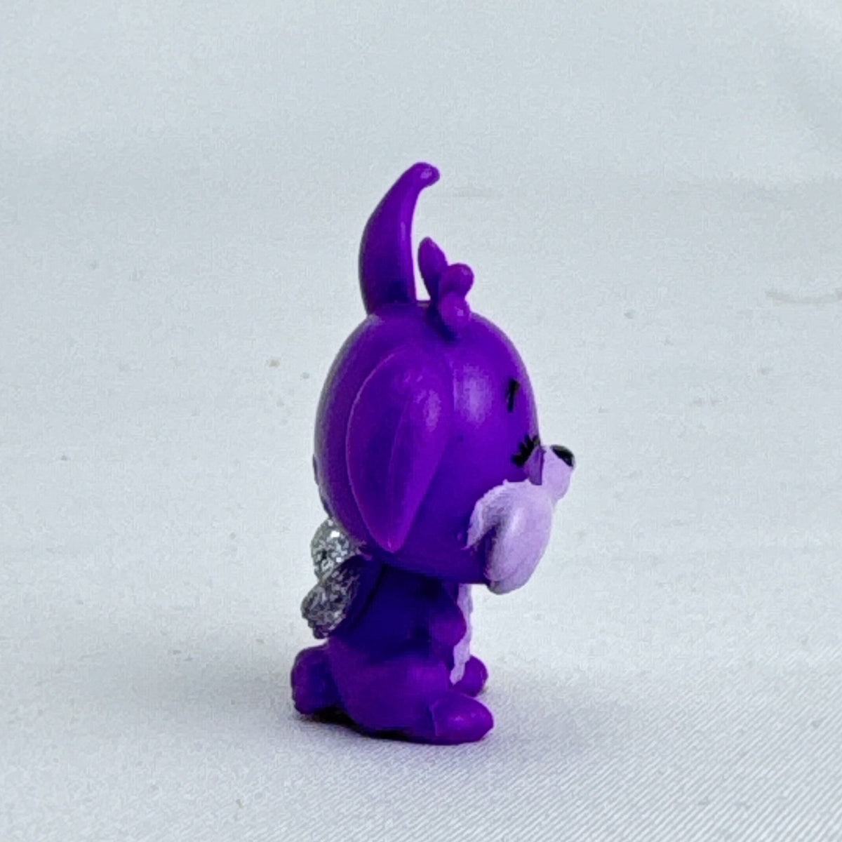 Spin Master Hatchimals CollEGGtibles purple winking bunny mini figure with silver glitter wings
