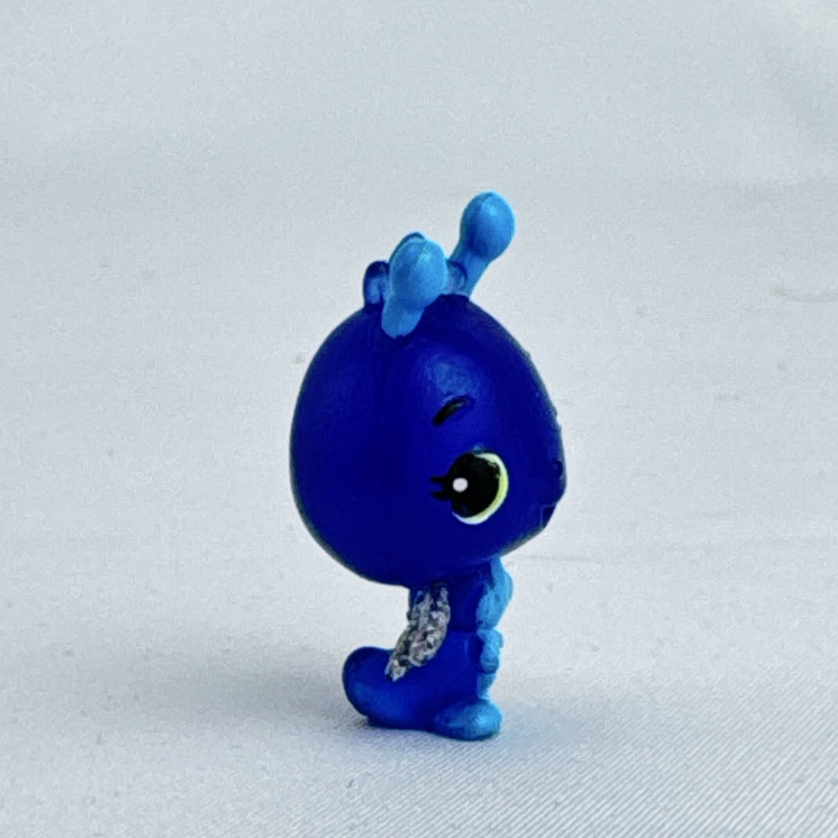 Spin Master Hatchimals Colleggtibles blue bug miniature figure with silver glitter wings