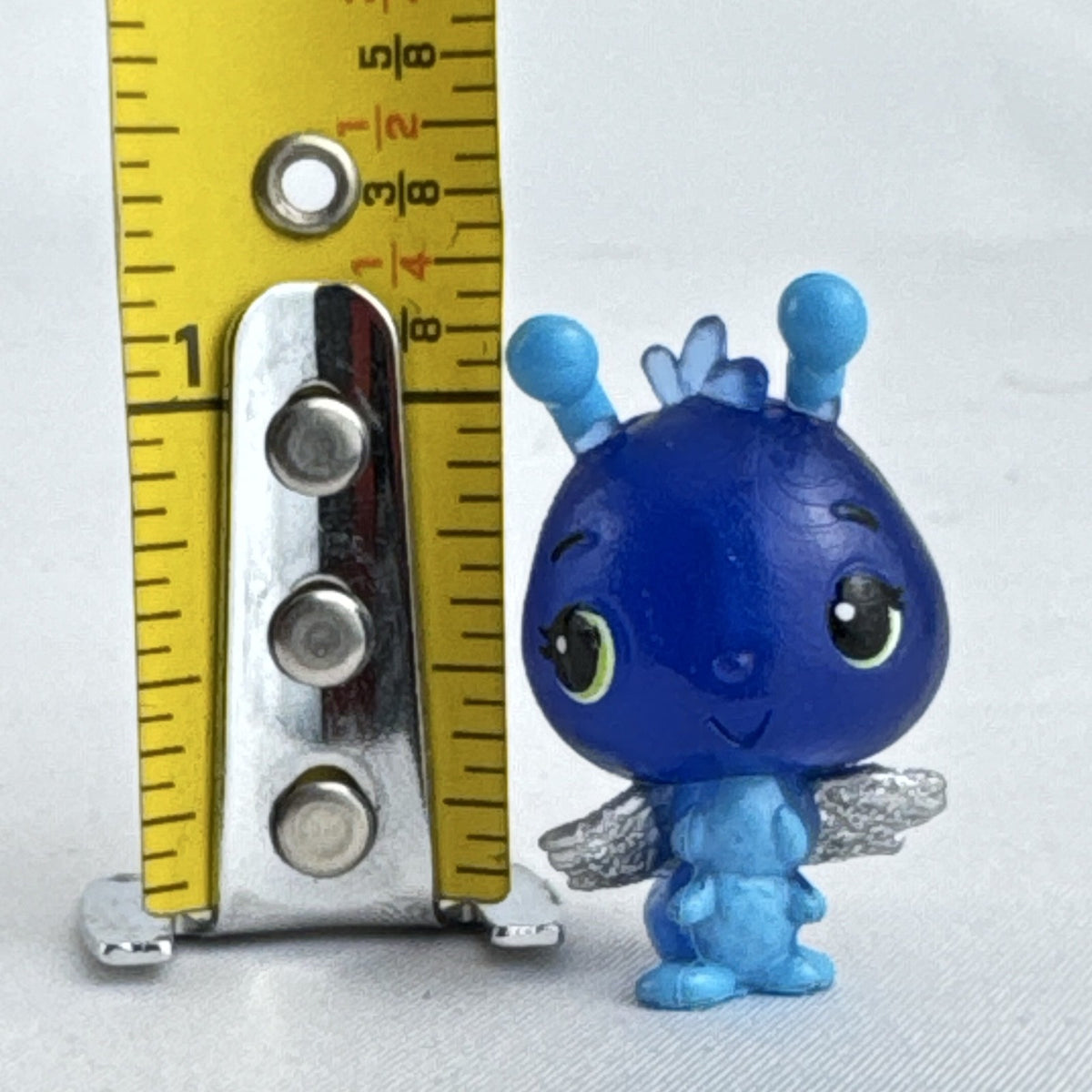 Spin Master Hatchimals Colleggtibles blue bug miniature figure with silver glitter wings