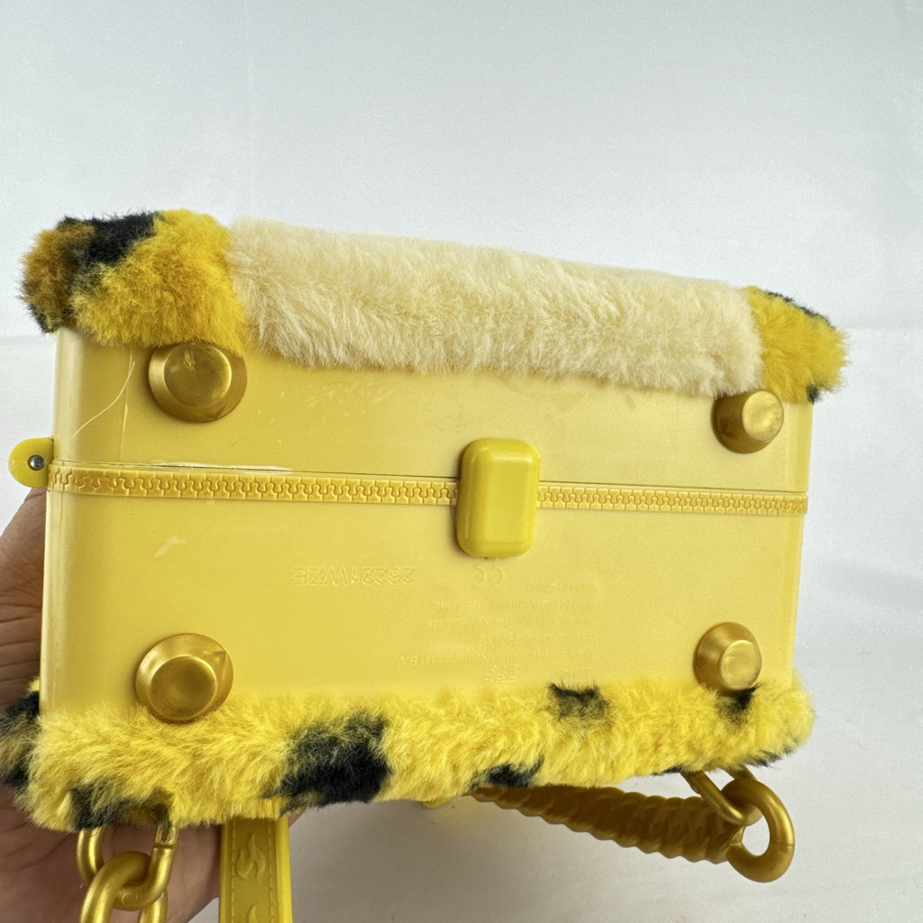 MGA Na! Na! Na! Surprise Jennel Jaguar doll with leopard print plush backpack bedroom case