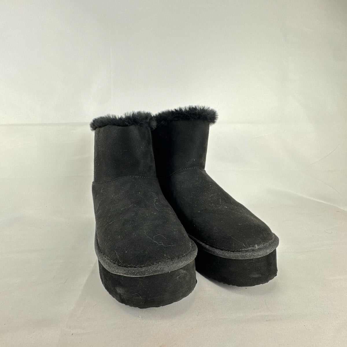 Disney Minnie Mouse black faux suede platform ankle boots with red sequin bows in women's size 8.