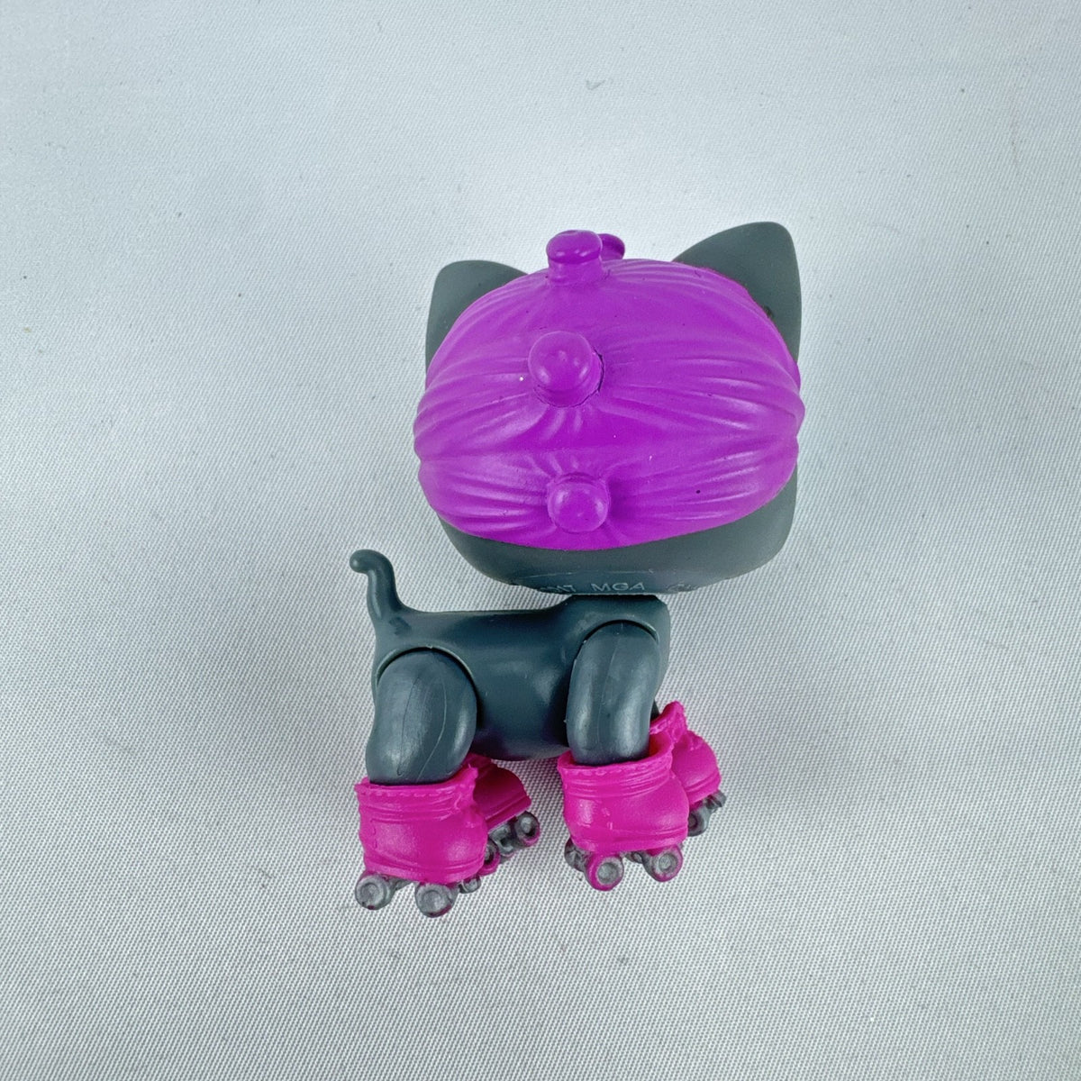MGA L.O.L. Surprise! Pets Series 3 Roller Kit-Ten gray cat figure with purple hair and pink roller skates