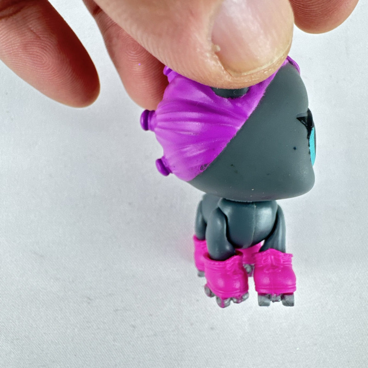MGA L.O.L. Surprise! Pets Series 3 Roller Kit-Ten gray cat figure with purple hair and pink roller skates