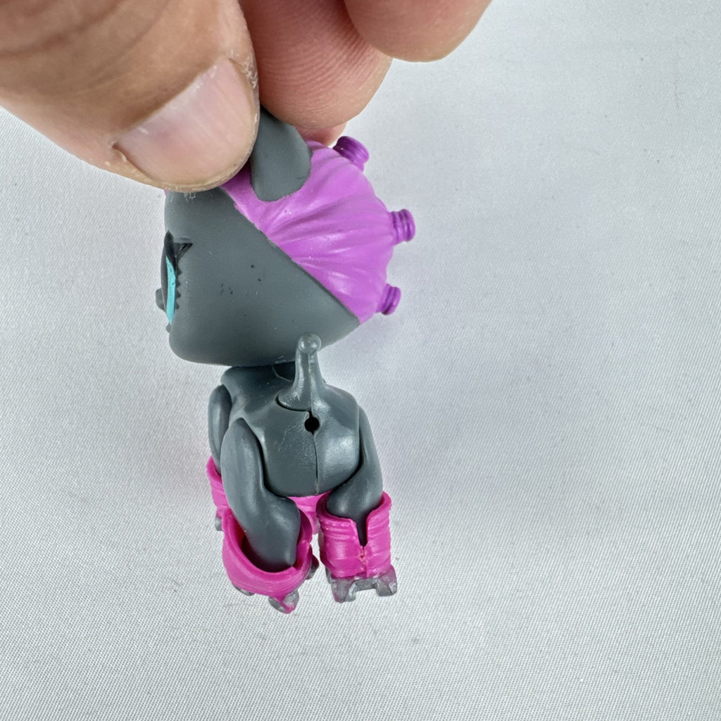 MGA L.O.L. Surprise! Pets Series 3 Roller Kit-Ten gray cat figure with purple hair and pink roller skates