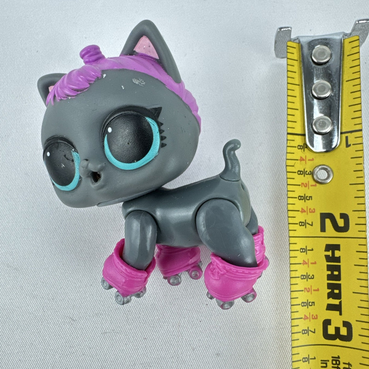 MGA L.O.L. Surprise! Pets Series 3 Roller Kit-Ten gray cat figure with purple hair and pink roller skates