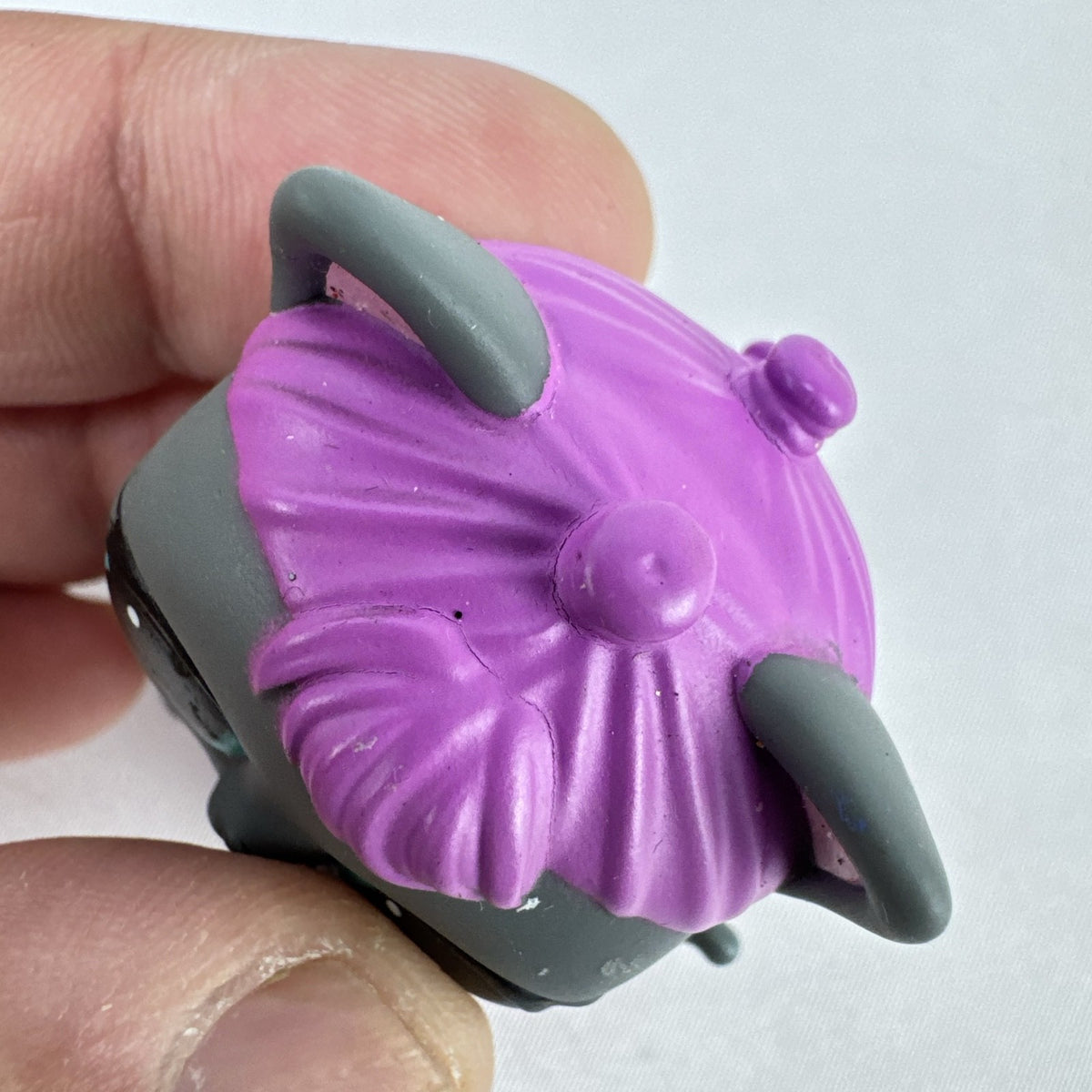 MGA L.O.L. Surprise! Pets Series 3 Roller Kit-Ten gray cat figure with purple hair and pink roller skates