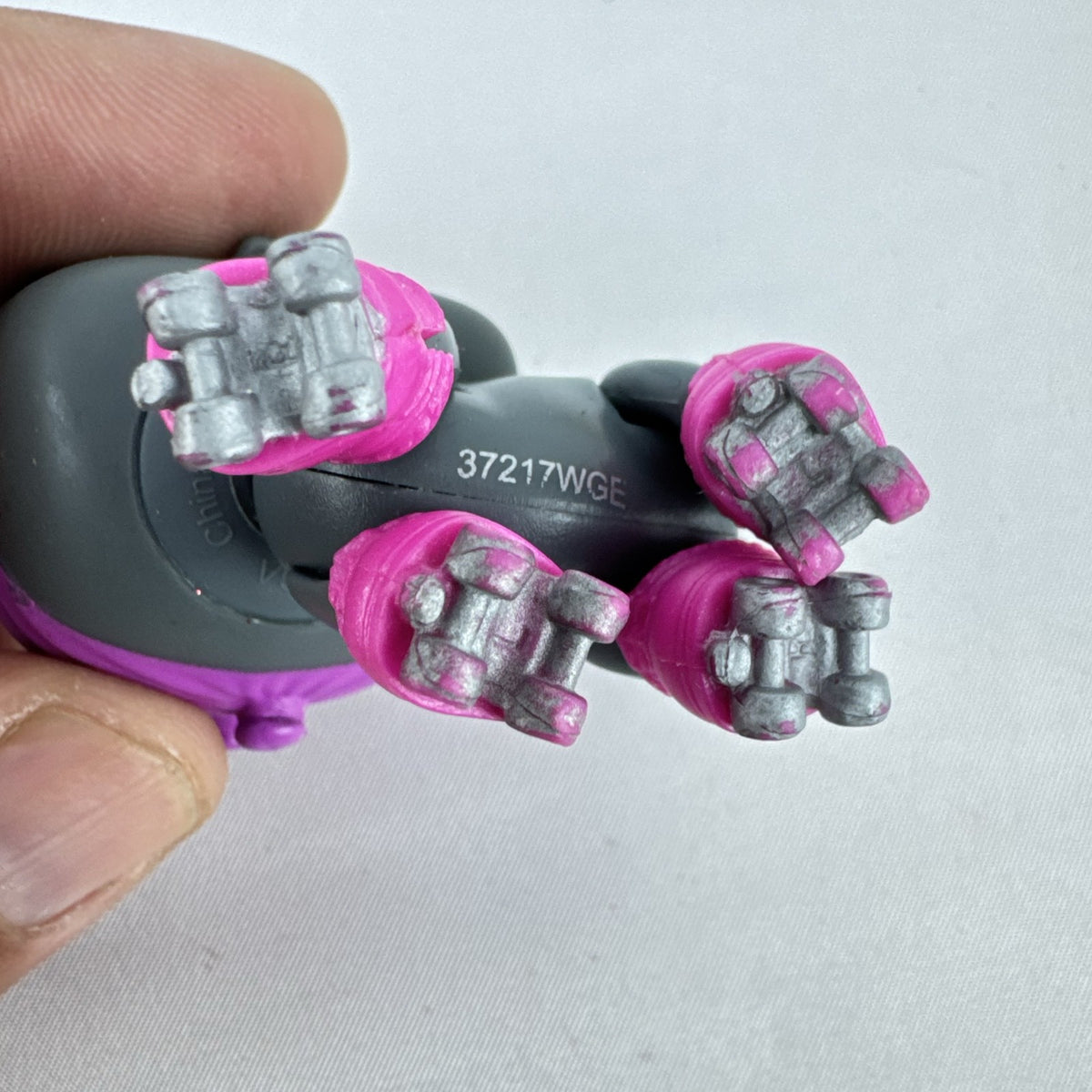 MGA L.O.L. Surprise! Pets Series 3 Roller Kit-Ten gray cat figure with purple hair and pink roller skates