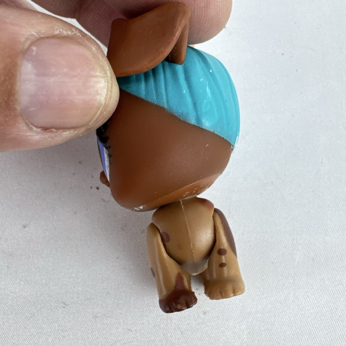 MGA L.O.L. Surprise! Pets brown puppy figure with teal blue hair and purple eyes