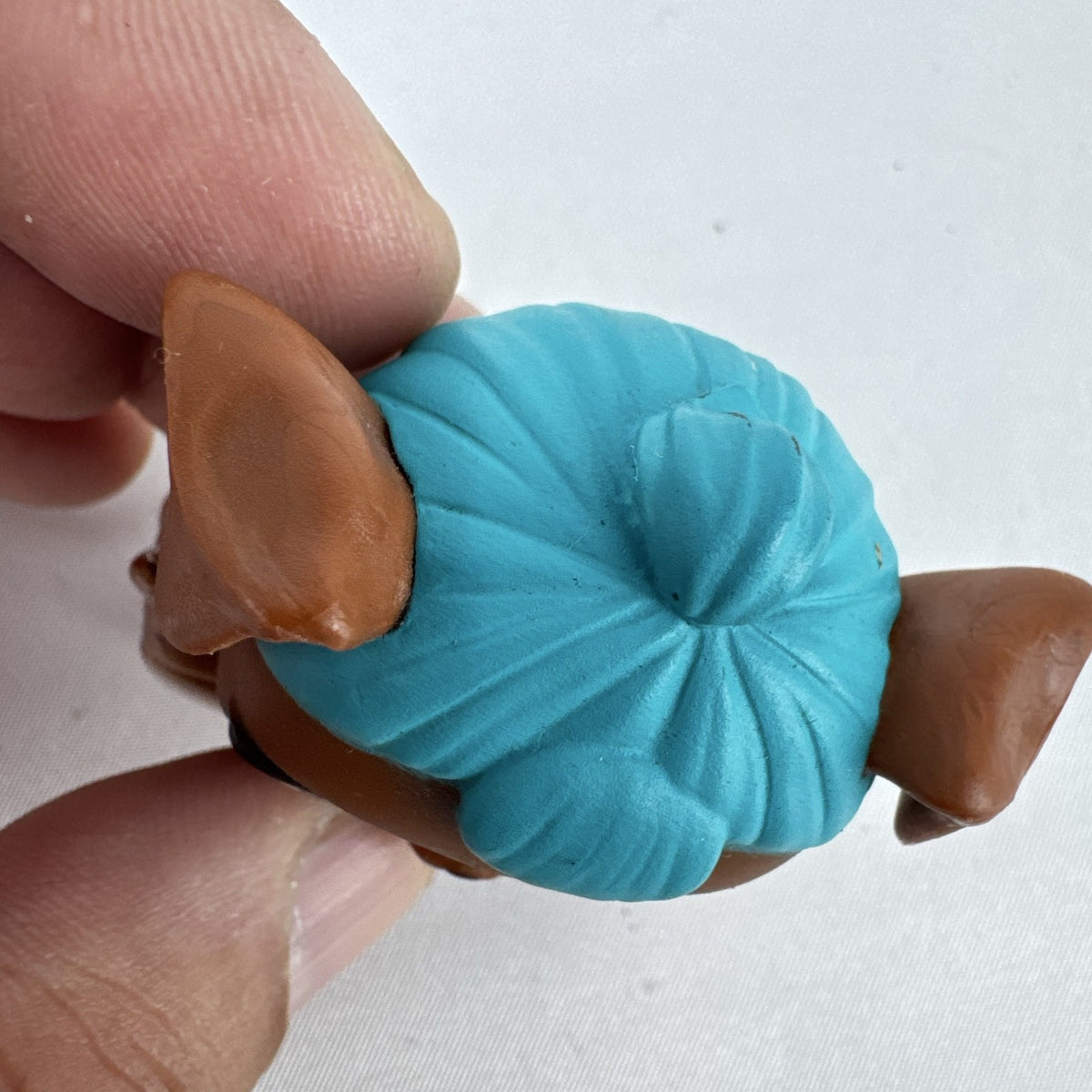 MGA L.O.L. Surprise! Pets brown puppy figure with teal blue hair and purple eyes