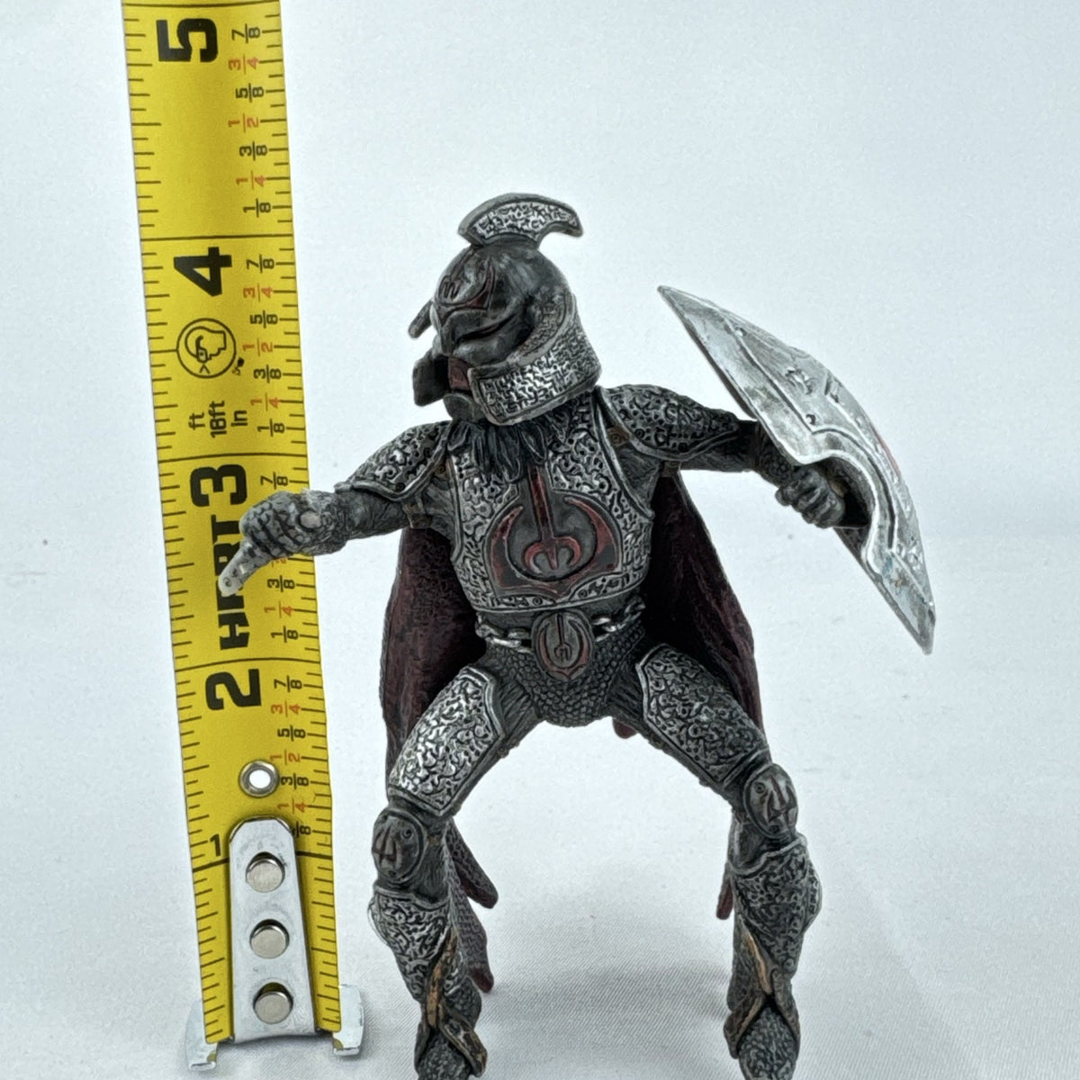 Schleich Eldrador Dragon Knight Rider action figure in plate armor with red cape and shield