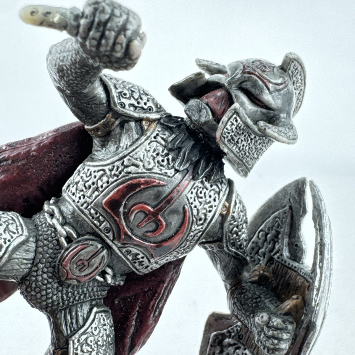 Schleich Eldrador Dragon Knight Rider action figure in plate armor with red cape and shield