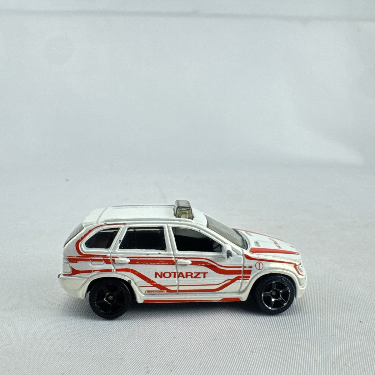 Matchbox 1:64 scale BMW X5 diecast emergency vehicle in white German Notarzt doctor livery