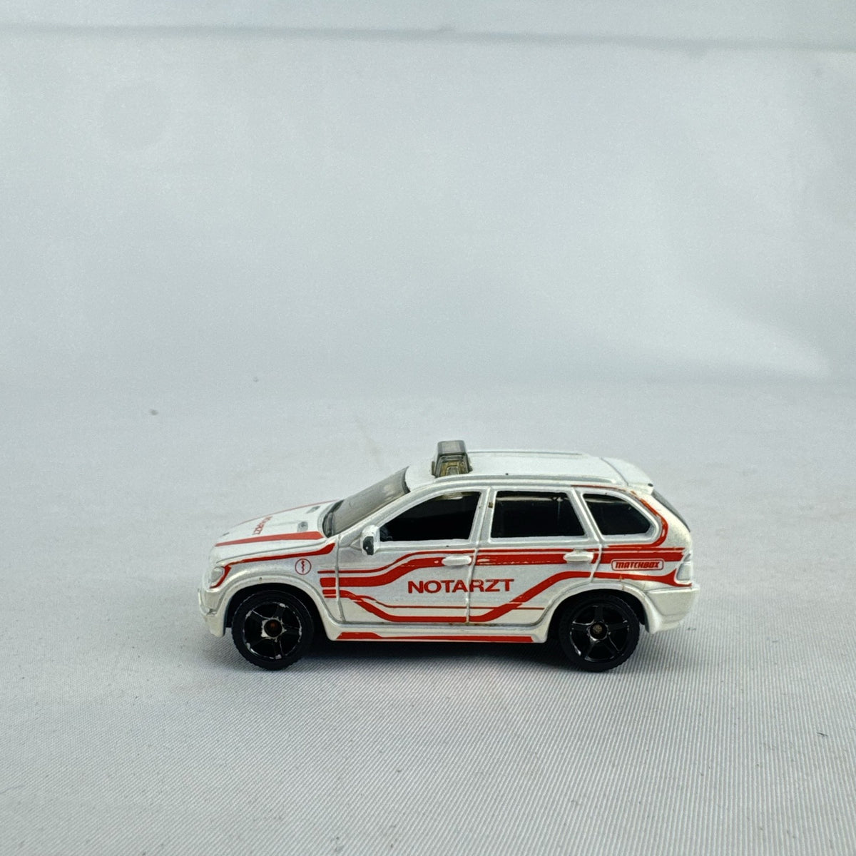 Matchbox 1:64 scale BMW X5 diecast emergency vehicle in white German Notarzt doctor livery