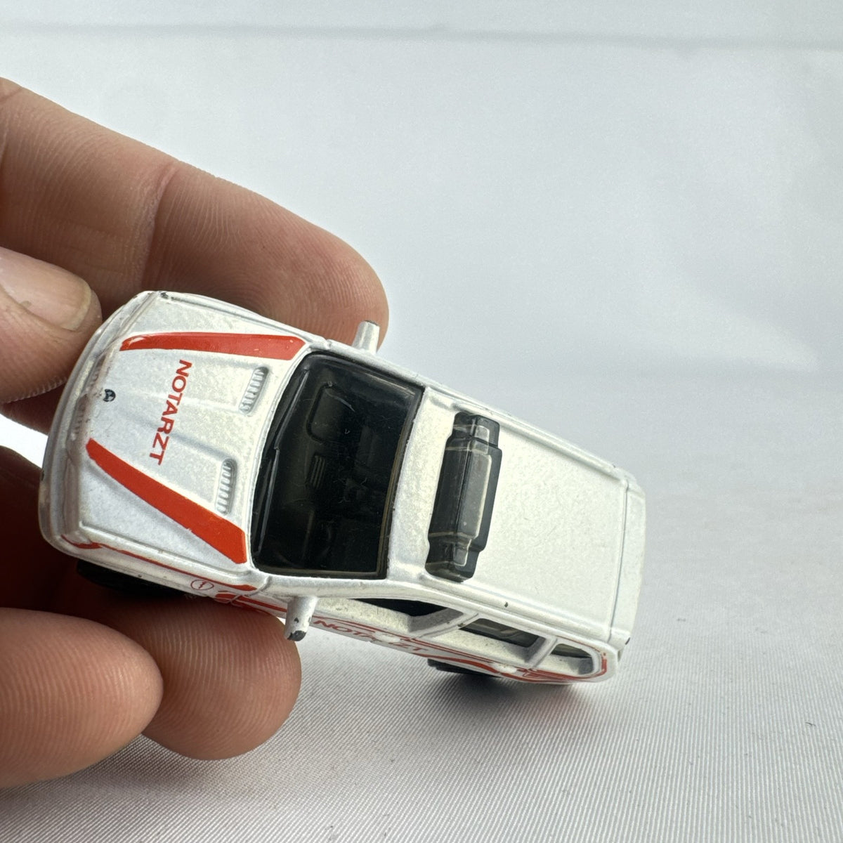 Matchbox 1:64 scale BMW X5 diecast emergency vehicle in white German Notarzt doctor livery