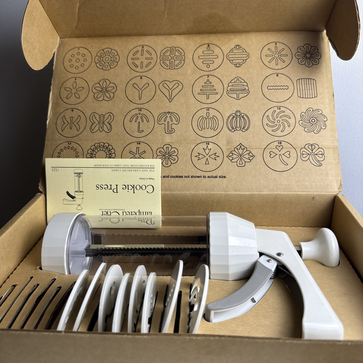 Pampered Chef model 1525 white cookie press with clear barrel and shaping discs in original box