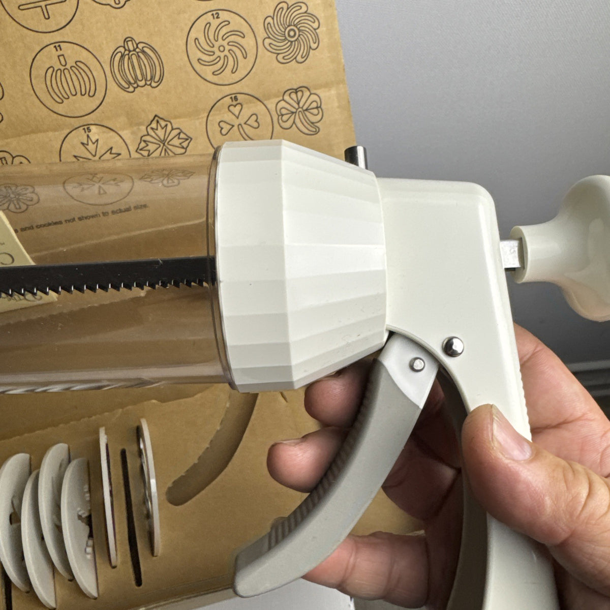 Pampered Chef model 1525 white cookie press with clear barrel and shaping discs in original box