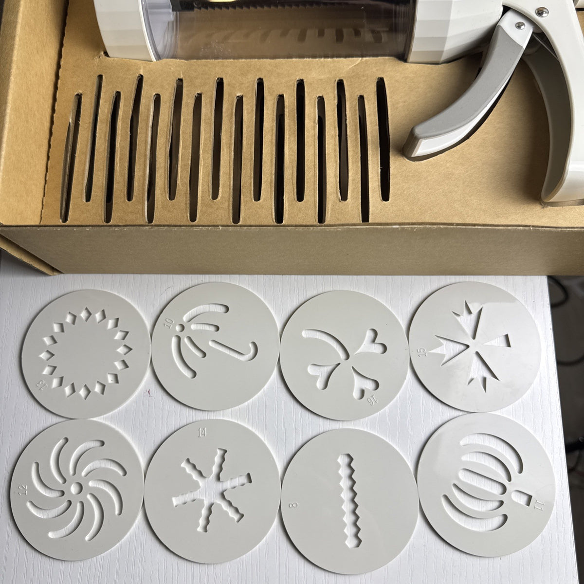 Pampered Chef model 1525 white cookie press with clear barrel and shaping discs in original box