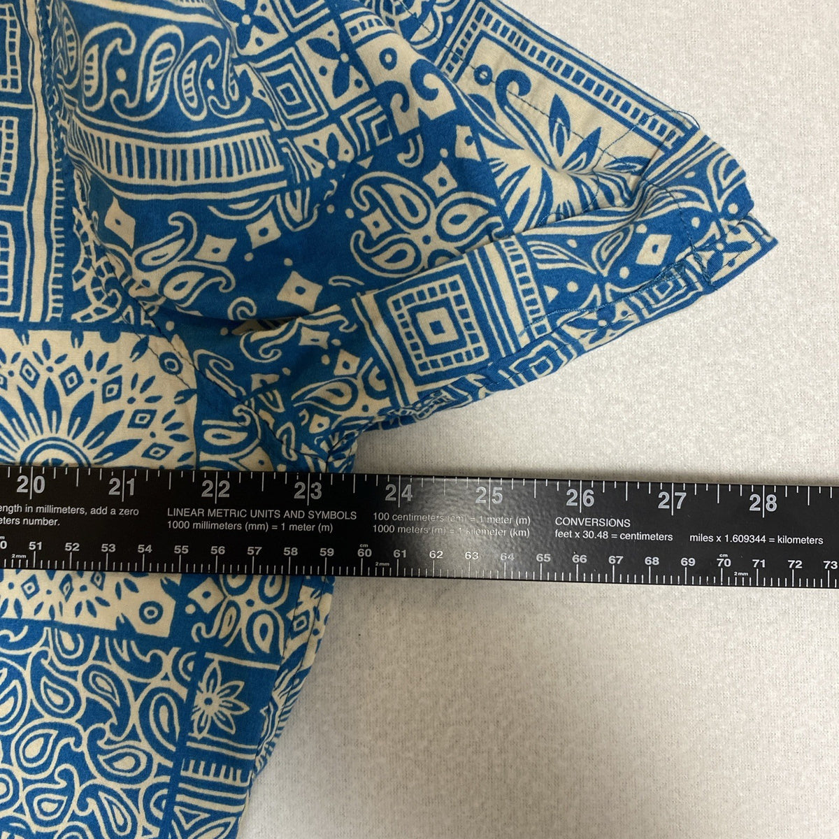 Cooke Street men's size M short-sleeve cotton Hawaiian shirt in blue and cream geometric print