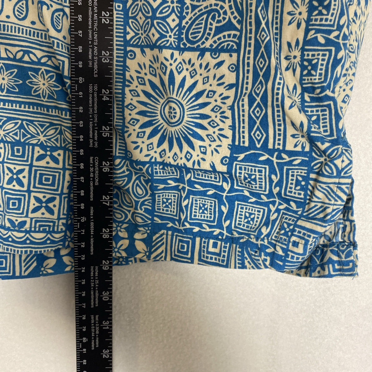 Cooke Street men's size M short-sleeve cotton Hawaiian shirt in blue and cream geometric print